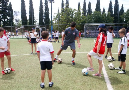 «Ερυθρόλευκη» επίσκεψη στο St. Catherine's School (pics)