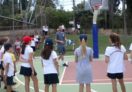 «Ερυθρόλευκη» επίσκεψη στο St. Catherine's School (pics)