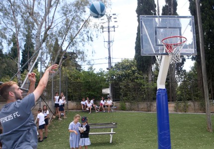 «Ερυθρόλευκη» επίσκεψη στο St. Catherine's School (pics)