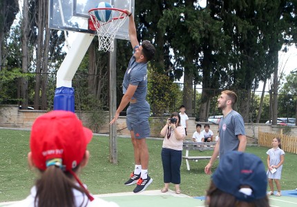 «Ερυθρόλευκη» επίσκεψη στο St. Catherine's School (pics)