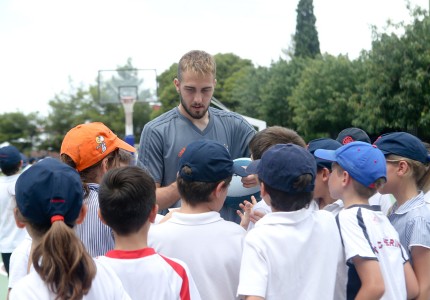 «Ερυθρόλευκη» επίσκεψη στο St. Catherine's School (pics)