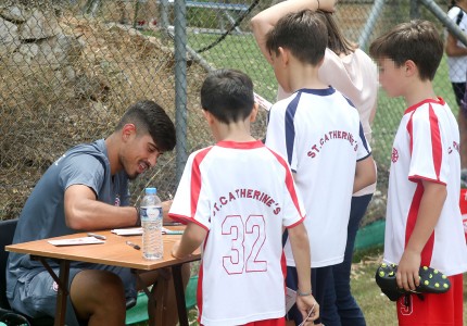 «Ερυθρόλευκη» επίσκεψη στο St. Catherine's School (pics)