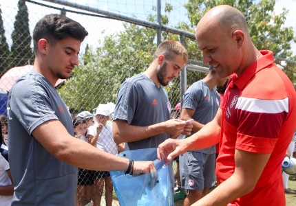 «Ερυθρόλευκη» επίσκεψη στο St. Catherine's School (pics)