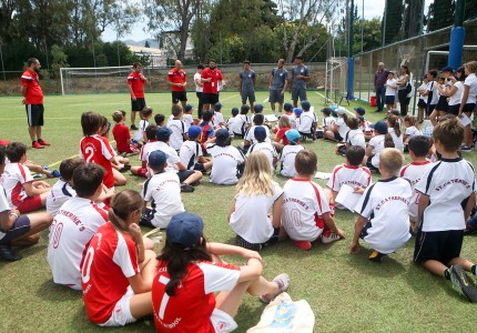 «Ερυθρόλευκη» επίσκεψη στο St. Catherine's School (pics)