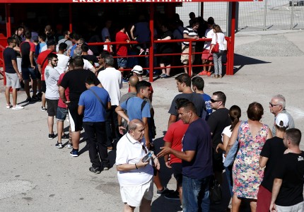 «Τρέλα» για το ματς με τη Μπέρνλι (pics)