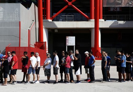 «Τρέλα» για το ματς με τη Μπέρνλι (pics)