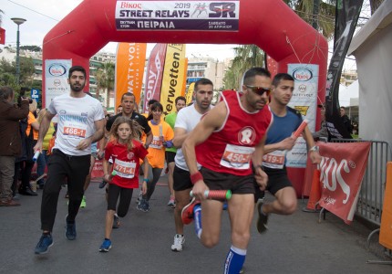 Πλήθος κόσμου στα Βίκος Street Relays Πειραιά! (pics)