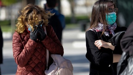 Κορονοϊός: Ένας στους δύο Έλληνες πιστεύει ότι θα κολλήσει