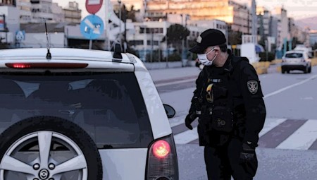 Κορονοϊός: Μάχη σε τρία μέτωπα το Πάσχα