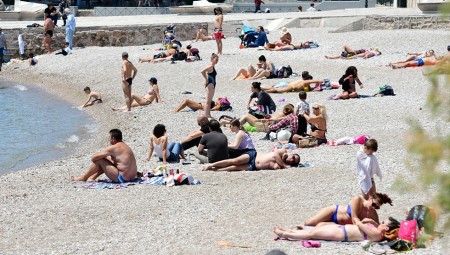 Χαμός στις παραλίες της Αττικής, βγήκαν όλοι για μπάνιο! (photos)