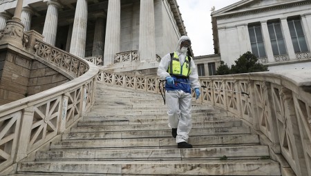 Έλληνας γενετιστής εντοπίζει τον ιό σε επιφάνειες (video)