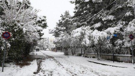 Συνεχίζονται οι χιονοπτώσεις στην Αττική (video)