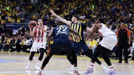 To MEGA για το απίθανο buzzer-beater του Σλούκα και το break του Θρύλου! (video)