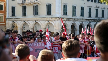 Χιλιάδες κόσμου έδωσε στην Κέρκυρα για τον Θρύλο, «χαμός» για τις κάρτες μελών και φιλάθλων! (photos)