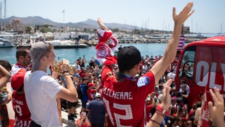 Παντού είναι Πειραιάς! Εκατοντάδες ΓΑΥΡΟΙ στην Αίγινα για μια φωτό με τα Ευρωπαϊκά! (photos, video)