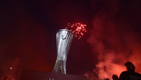 Έγινε η νύχτα... μέρα στην Κόρινθο για τον Θρύλο! (photos)