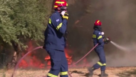 Ανεξέλεγκτο το πύρινο μέτωπο στην Αττική (video)