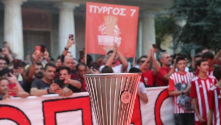 Η «ερυθρόλευκη» υποδοχή της κούπας του Conference League στον Πύργο (video)