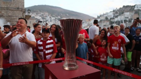 «Κατακόκκινη» και η Ύδρα για το μεγαλείο του Ολυμπιακού! (photos)