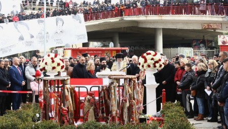  Συγκίνηση στο ετήσιο μνημόσυνο για τα θύματα της Θύρας 7 (video)