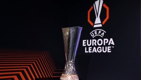 Στα... ερυθρόλευκα η κούπα του Europa League! (photos)