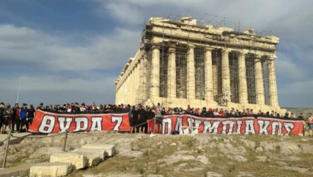 Μπροστά τους, ο Γκαίμπελς ωχριά...