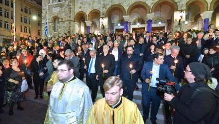 Μαρινάκης και Μώραλης μαζί στην ακολουθία των Επιταφίων στον Πειραιά (pics)