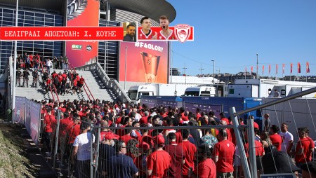 Χαμός έξω από την «Stark Arena» (photos)