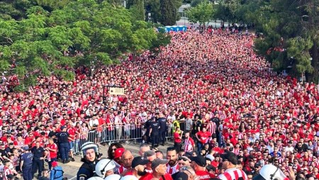 «Καίγεται» (από νωρίς) ο Πειραιάς για το μεγαλείο του Ολυμπιακού! (videos, photos)