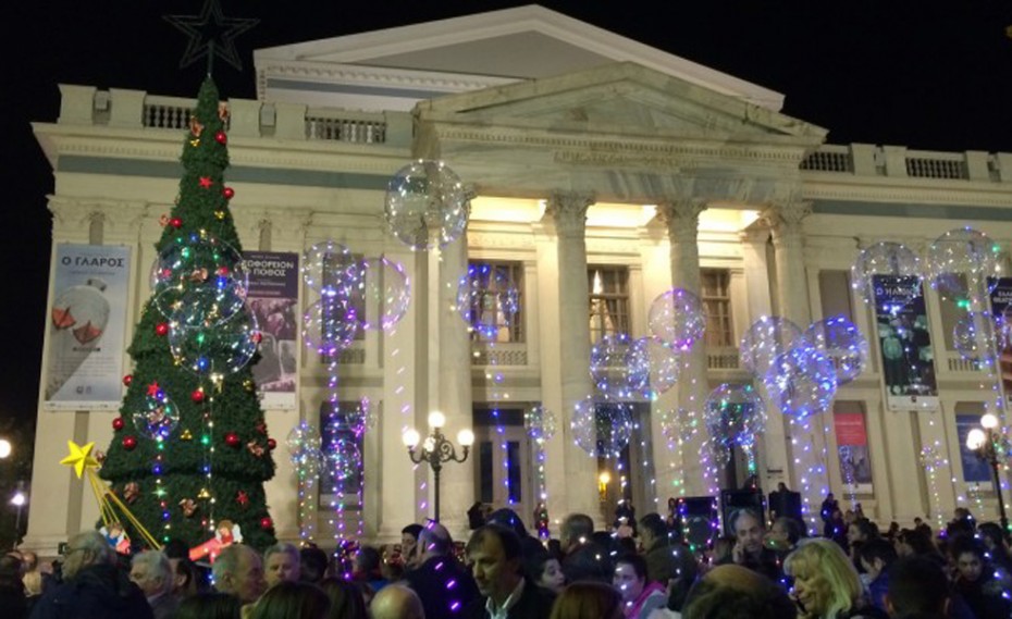 Πλήθος κόσμου στην φωταγώγηση του Χριστουγιεννιάτικου δένδρου στον Πειραιά