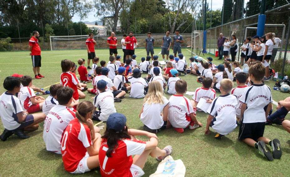 «Ερυθρόλευκη» επίσκεψη στο St. Catherine's School (pics)