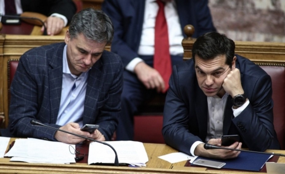 Η κυβέρνηση ελπίζει σε σωσίβιο από το Eurogroup