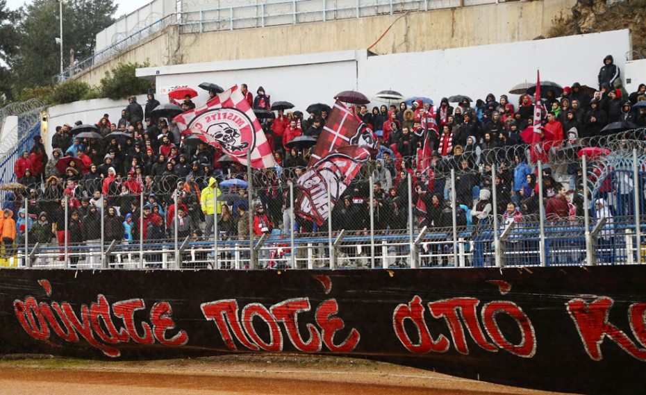 «Ο κόσμος και πάλι εκεί, παρά την βροχή» (pic)