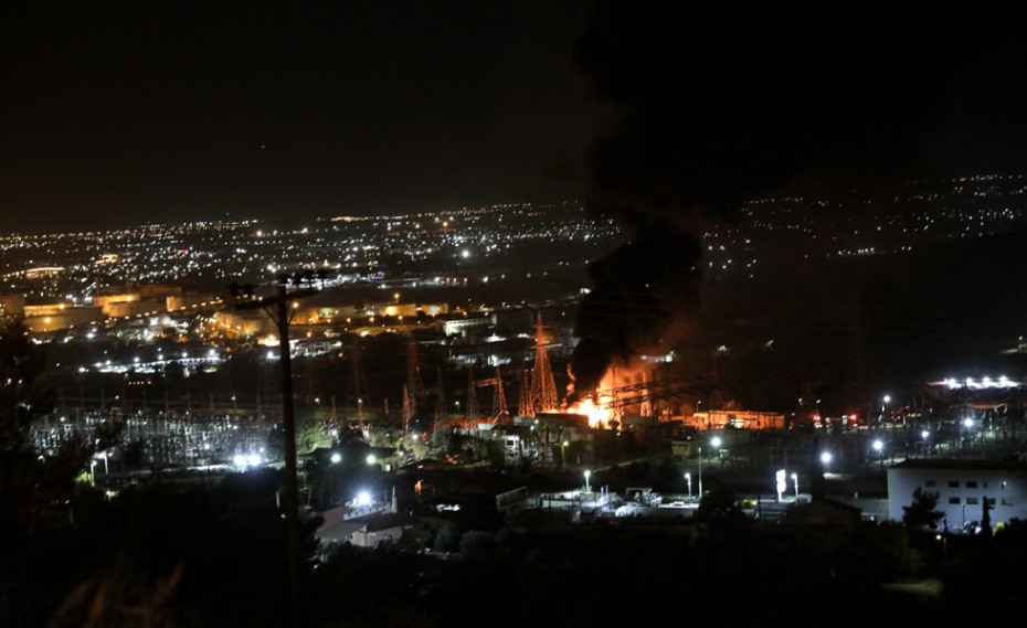 Blackout στην Αττική - Πυρκαγιά στον υποσταθμό - Συνεχείς εκρήξεις! (video)