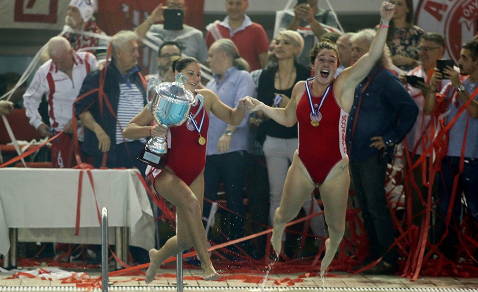 Και η Φιλιώ στη φιέστα. Σιγά μην έλειπε η αρχηγάρα! (photo)