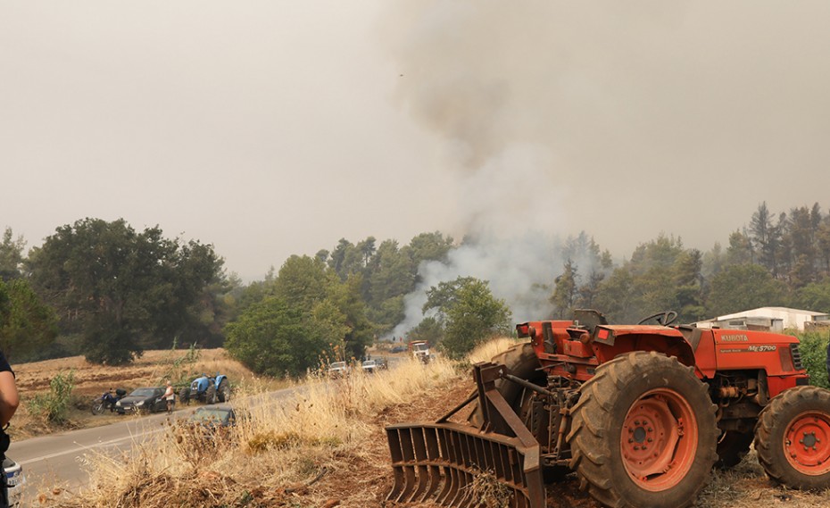 Σε κατάσταση εκτάκτου ανάγκης η Λίμνη Εύβοιας - Στα 100 μέτρα από τις Κεχριές οι φλόγες