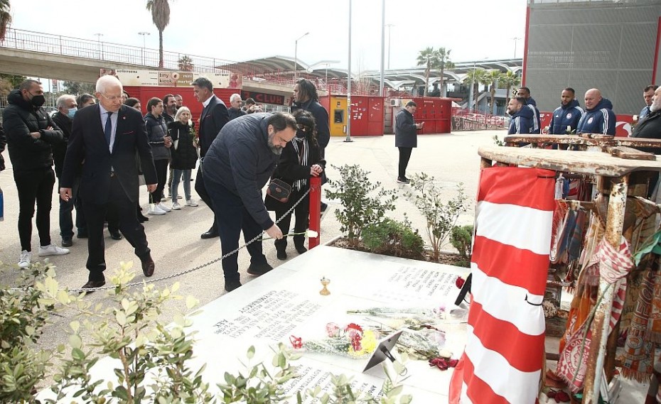 Ο Βαγγέλης Μαρινάκης και ο ποδοσφαιρικός Ολυμπιακός τίμησαν τη μνήμη των θυμάτων της Θύρας 7 (photos, video)