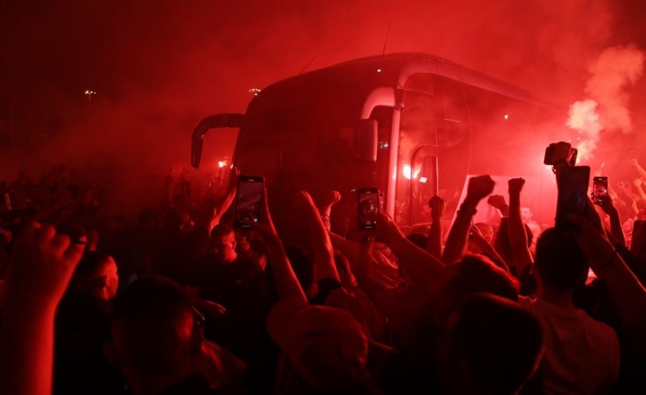 Συνθήματα, καπνογόνα και αγκαλιές στην υποδοχή των πρωταθλητών στο ΣΕΦ (photos)