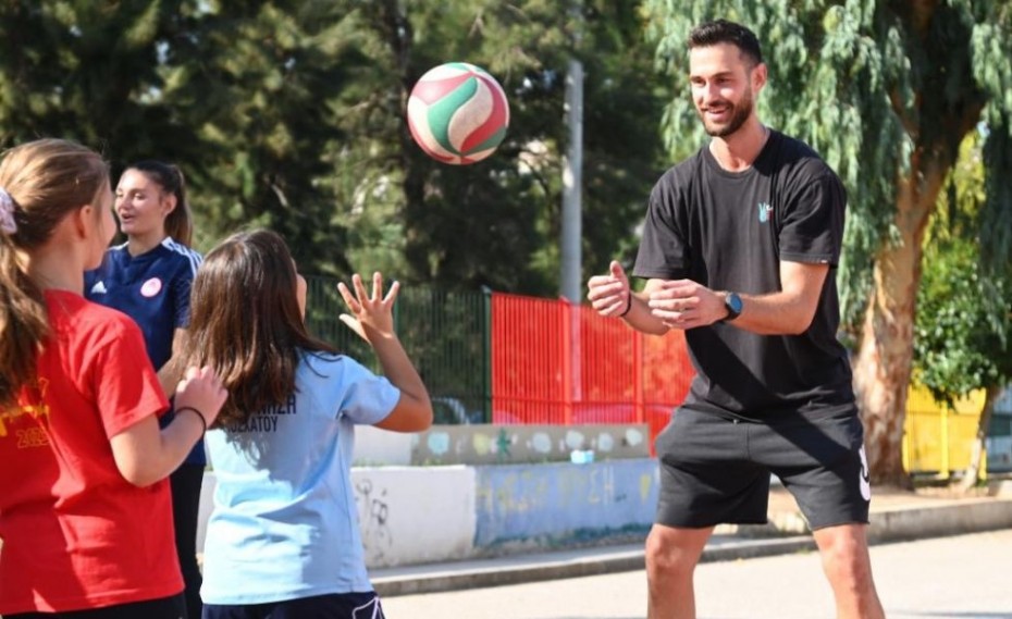 Ο Ολυμπιακός στο 17ο Δημοτικό σχολείο Πειραιά! (video)