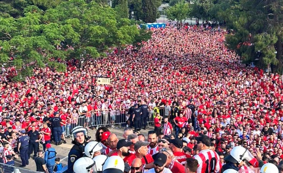 «Καίγεται» (από νωρίς) ο Πειραιάς για το μεγαλείο του Ολυμπιακού! (videos, photos)