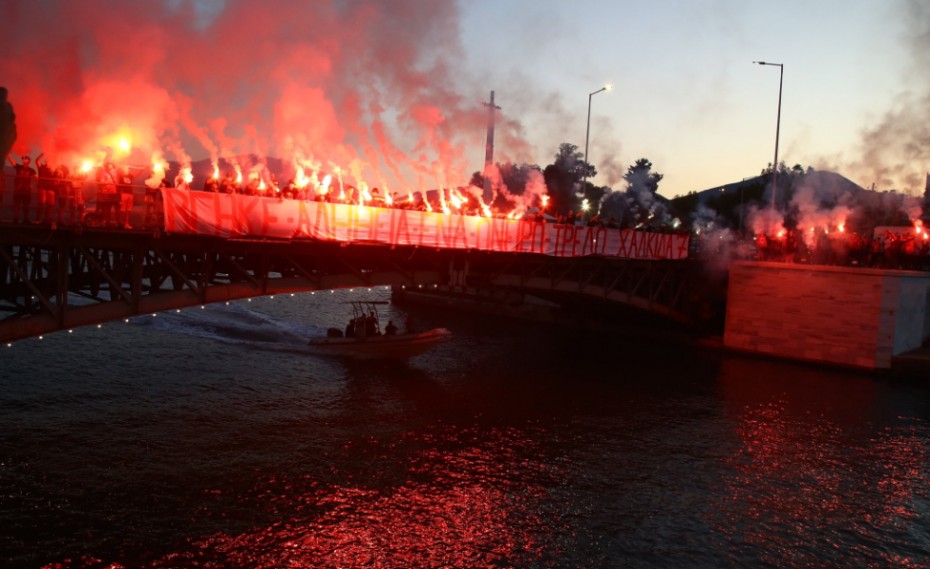 «Χαμός» στην Χαλκίδα για τα ευρωπαϊκά τρόπαια του Ολυμπιακού! (photos)