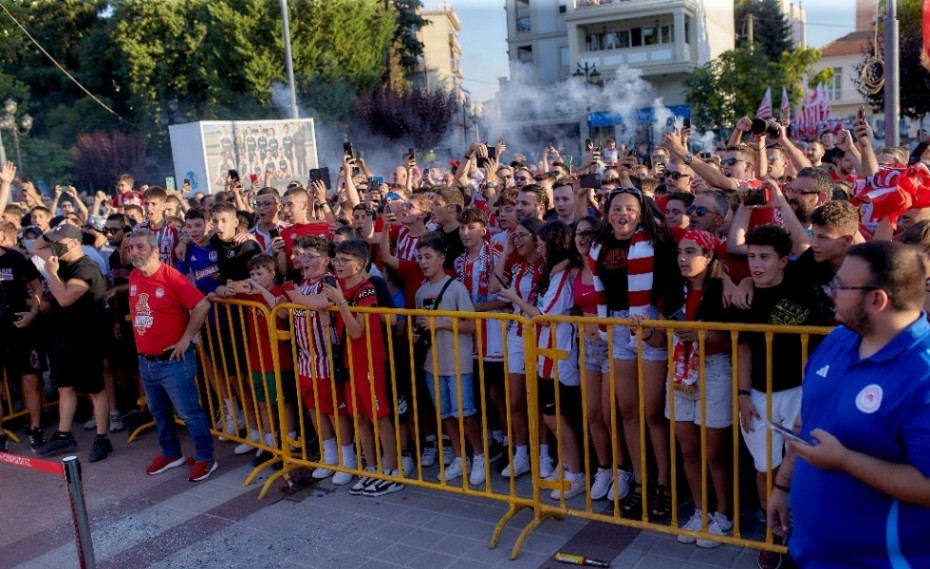 Τεράστια και πάλι η ανταπόκριση του κόσμου για τις κάρτες μελών και φιλάθλων του Θρύλου! (photos)