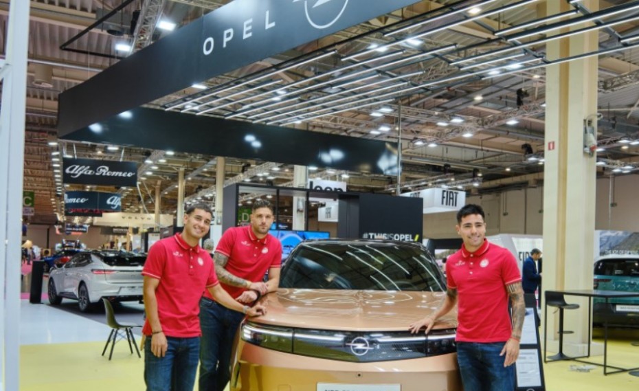 Οι «ερυθρόλευκοι» στο περίπτερο της Opel στην Auto Athina 2024! (photo)